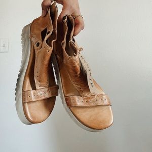 NWT Bedstu Sandals